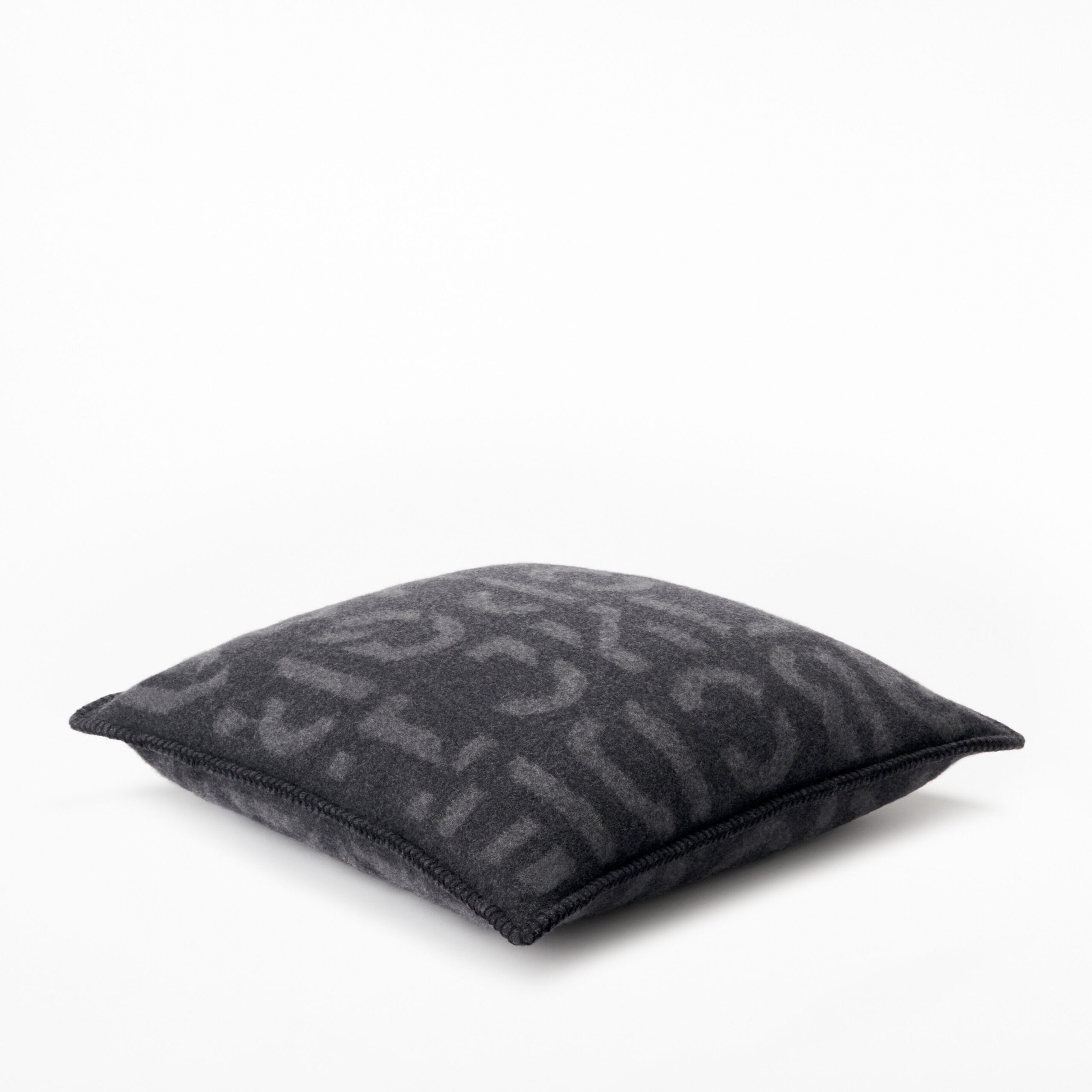 byr_ecom_25_byprod_cushion_charcoal_front_2800x2800px